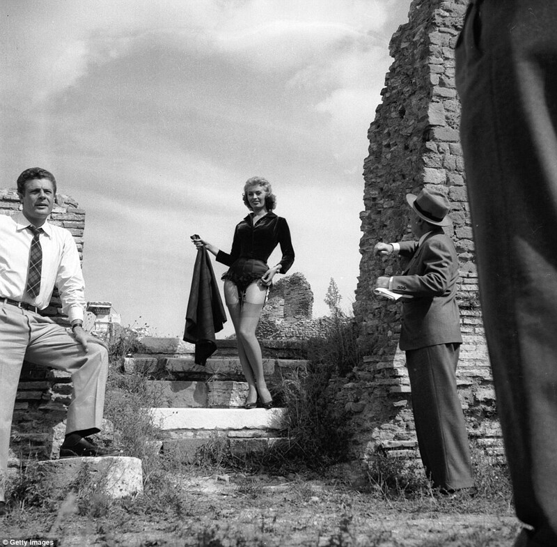 Софи Лорен на месте съёмок фильма «Счастье быть женщиной», 1955 год.