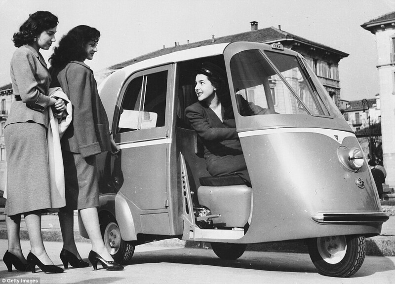 Женщины садятся в трёхколёсник Vespa – новый вид такси, рассчитанный на двух пассажиров, в Милане, около 1952 года.