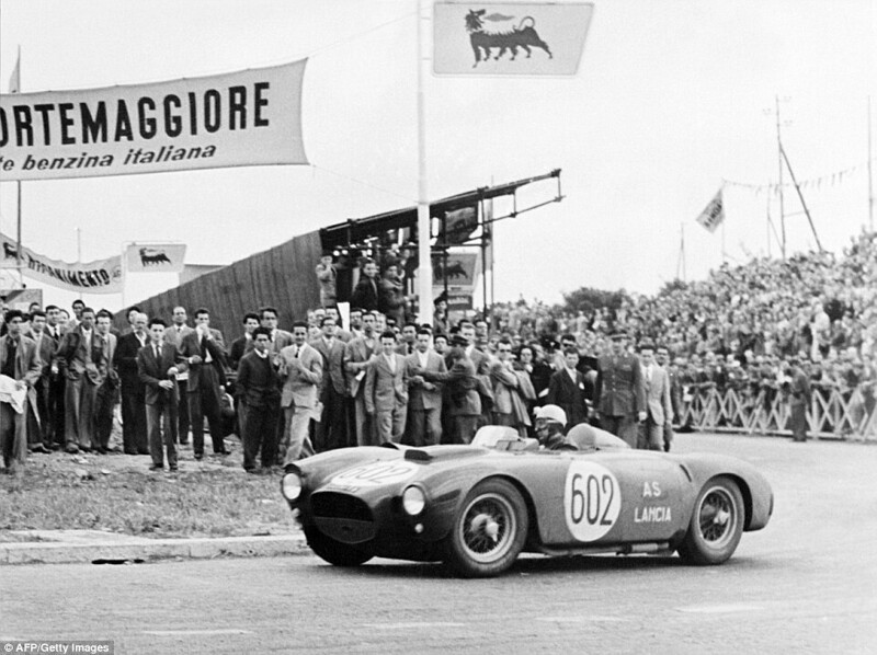 Гонщик Альберто Аскари на автомобиле Lancia у финишной линии во время гонки 1000 Miles в Риме, 1954 год.