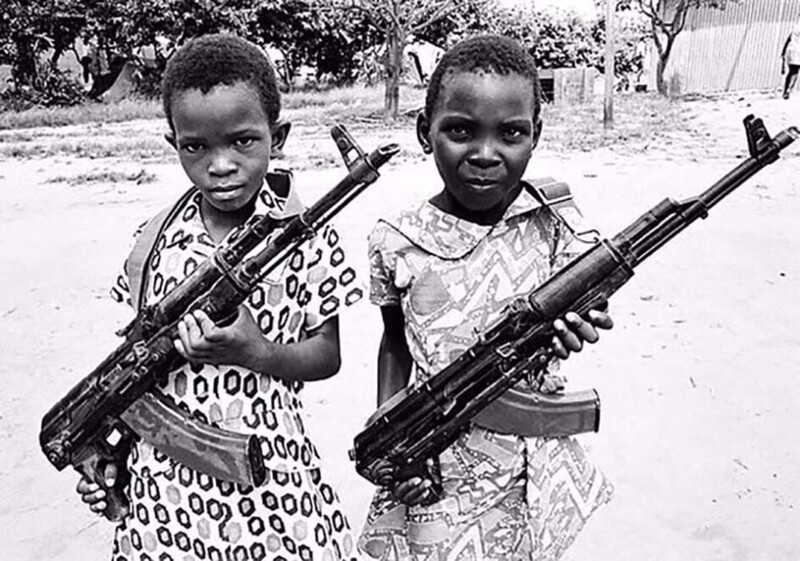 Две девочки-ополченки. Партизанская война в Родезии, Замбия, 1978 год