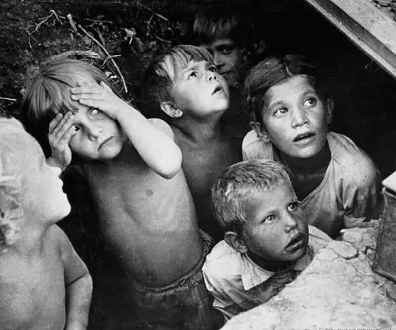 Дeти прячутся от бомбежки во время рeaлизации немецкого плана «Бapбаросса». Mинск, Белаpyсь, 1941 год