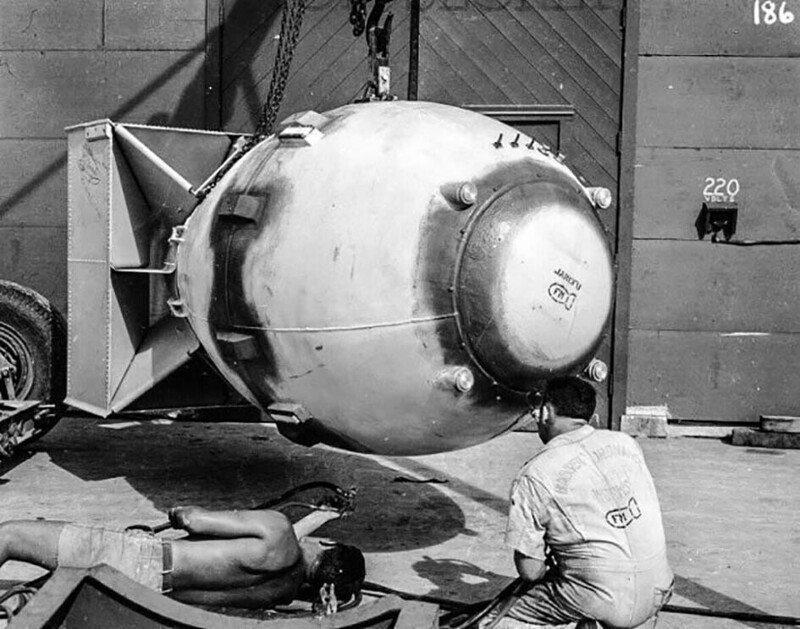 Доработка атомной бомбы с кодовым названием «Толстяк» (Fat Man), которая была сброшена на Нагасаки 9 августа 1945 года
