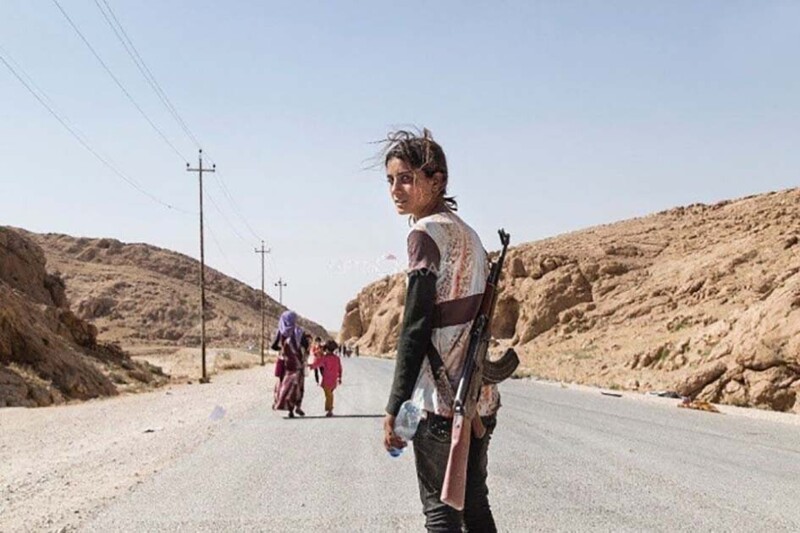 Езидская девушка-подросток, которая носит с собой штурмовую винтовку, чтобы защитить себя и свою семью от ИГИЛ