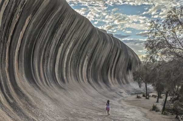 Это естественное скальное образование в Австралии, высота около 15 метров