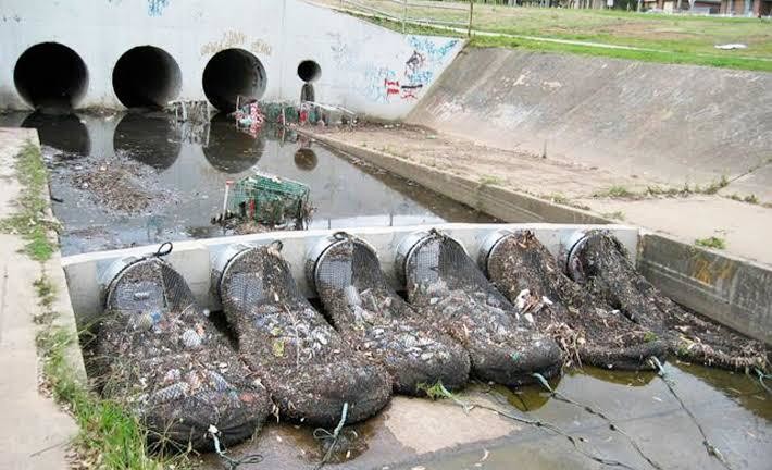 С помощью таких мусорных резервуаров грязь не попадает в воду