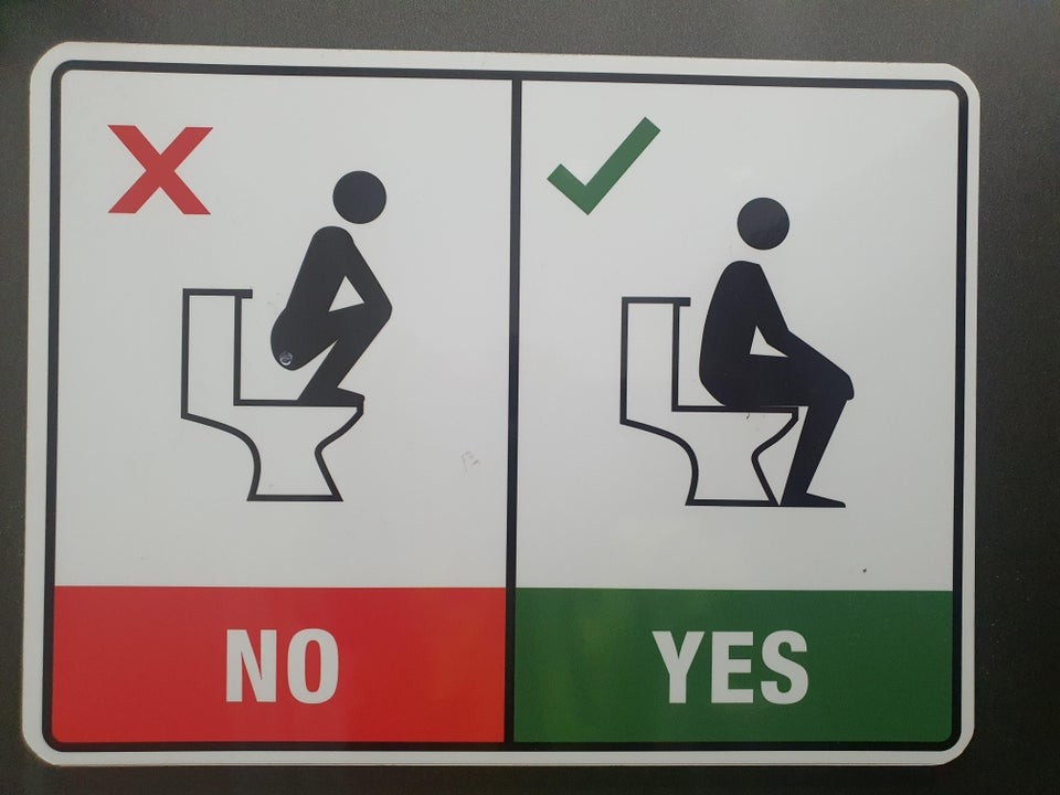 В заведениях есть инструкции, как правильно ходить в туалет