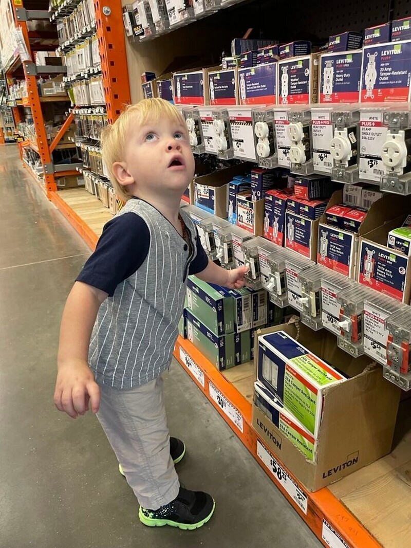 "Мой сын думал, что этот выключатель выключает свет во всем магазине"