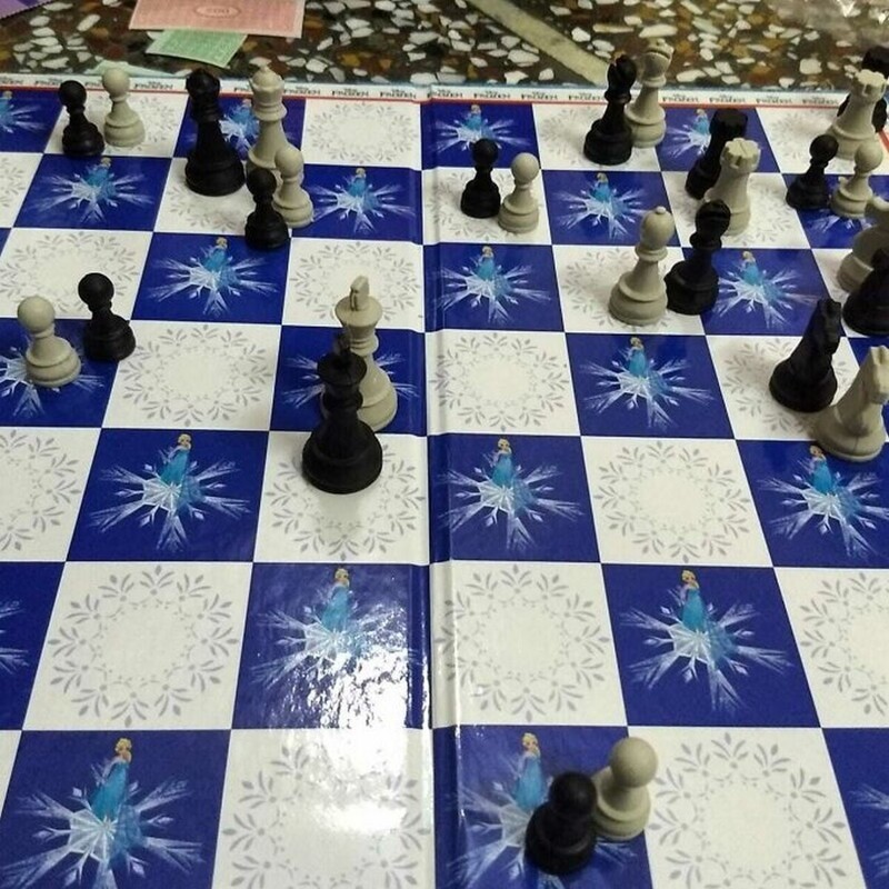 "Моя племянница передружила шахматные фигуры разного цвета, заявив им: "Больше никаких драк!"