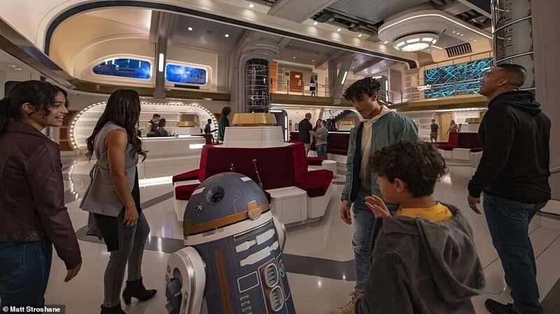 Космический дроид встречает гостей в атриуме "Звёздного крейсера"