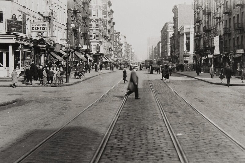 Авеню С, вид в северном направлении с 6-й улицы, 6 ноября 1926 года. На снимке видны магазины, а также вывески «Стоматолог» и «Окулист».