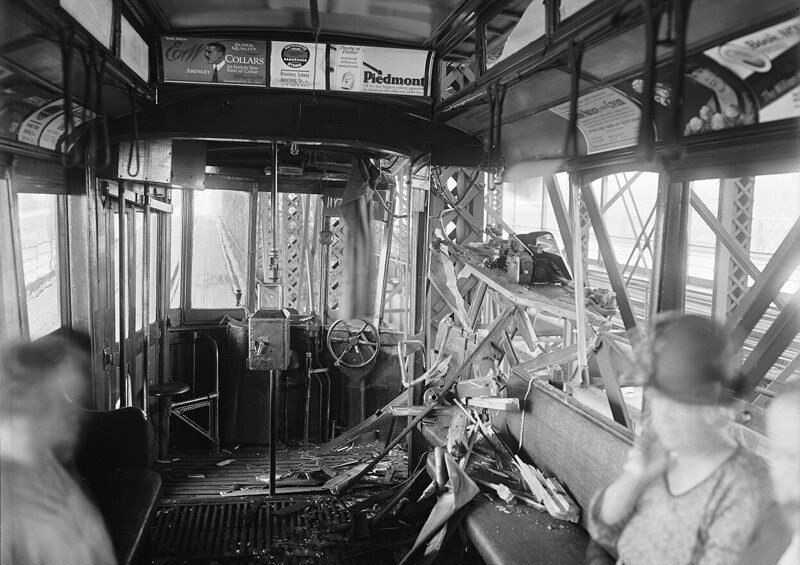 Внутренний вид трамвая после аварии на Вильямсбургском мосту, 16 августа 1926 года.
