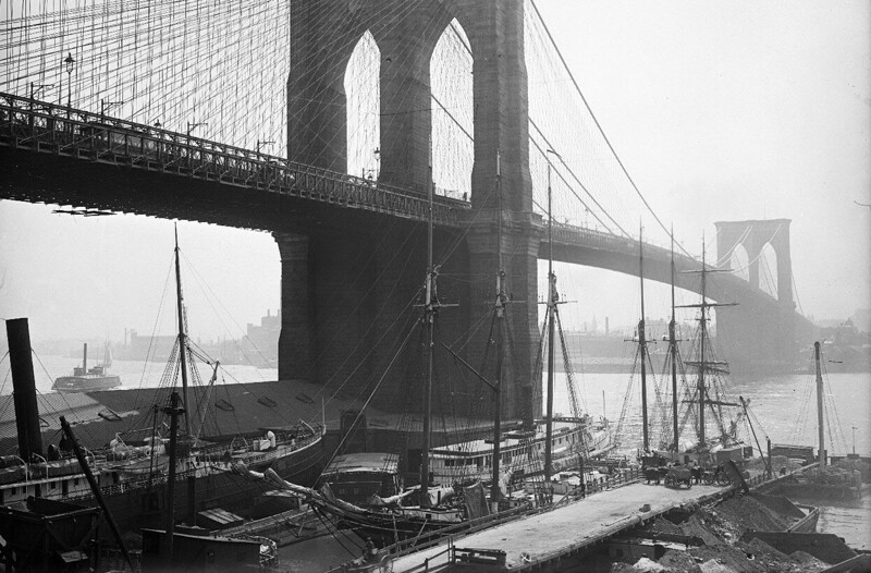 Корабли с высокими мачтами под Бруклинским мостом, 1903 год. 