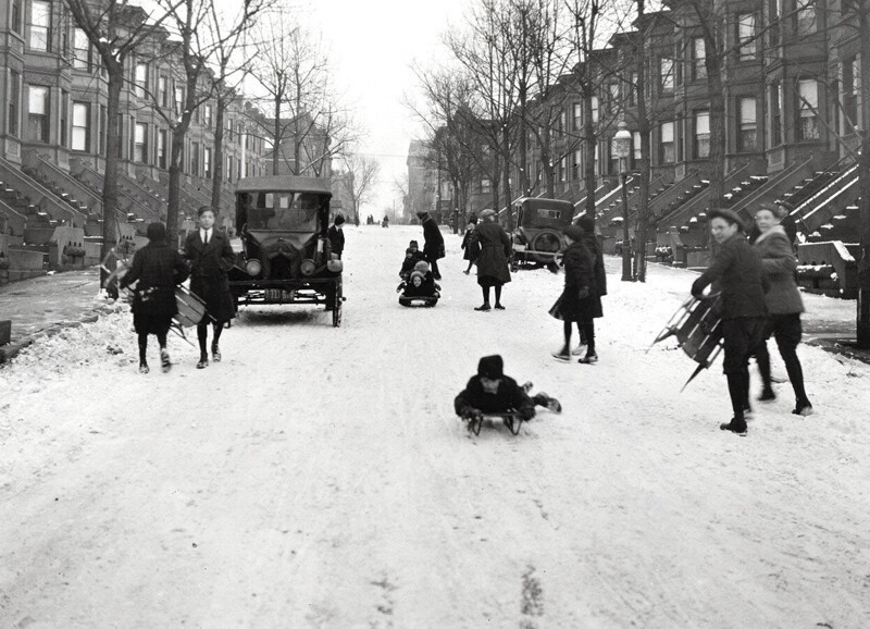 Дети играют на улице в снежный день. Снимок был сделан на 50-й улице недалеко от 4-й авеню, 19 февраля 1924 года.