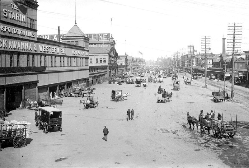 Вид оживленной портовой зоны на Запад-стрит, около 1900 года. 