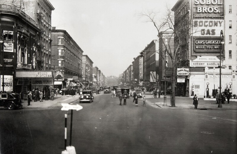 5-я авеню. Вид в северном направлении со 110-й улицы, 6 октября 1929 года. На снимке видны кинотеатр, рекламные вывески и заправочная станция.