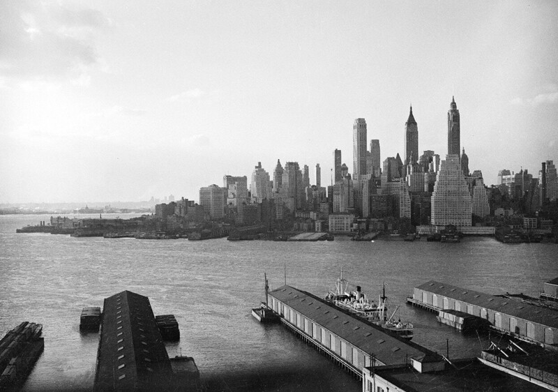 Вид Нижнего Манхэттена с пристани на реке Ист-Ривер, ноябрь 1937 года. 