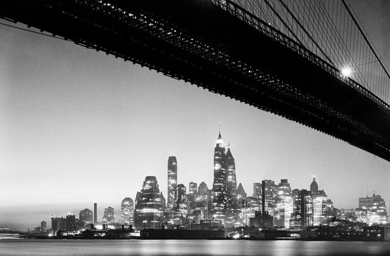 Ночной вид Нижнего Манхэттена из-под Бруклинского моста, февраль 1938 года.