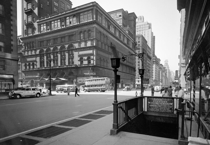 Вид Карнеги-холл с пересечения 7 авеню и 57 улицы, около 1935 – 1941 года. 