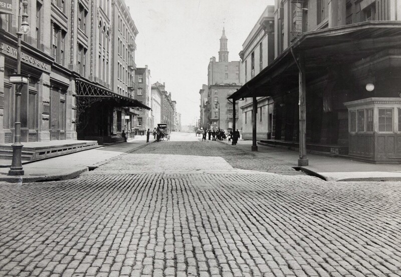 Вид Варик-стрит в северном направлении с Франклин-стрит до того, как улицу вымостили булыжником, 10 мая 1914 года.