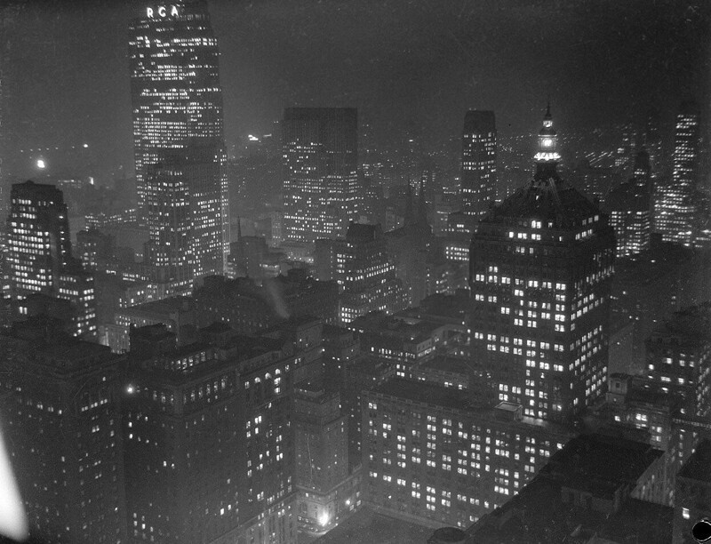 Вид центра города с небоскреба «Chanin Building», декабрь 1937 года.