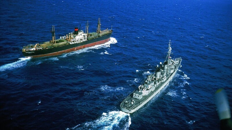 Военно-морской корабль США перехватывает советское грузовое судно, направлявшееся на Кубу во время кубинского ракетного кризиса, 1962 год