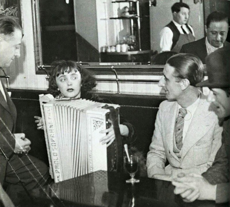Эдит Пиаф в парижском кафе, 1936 год. Фото Жана-Габриэля Серюзье.