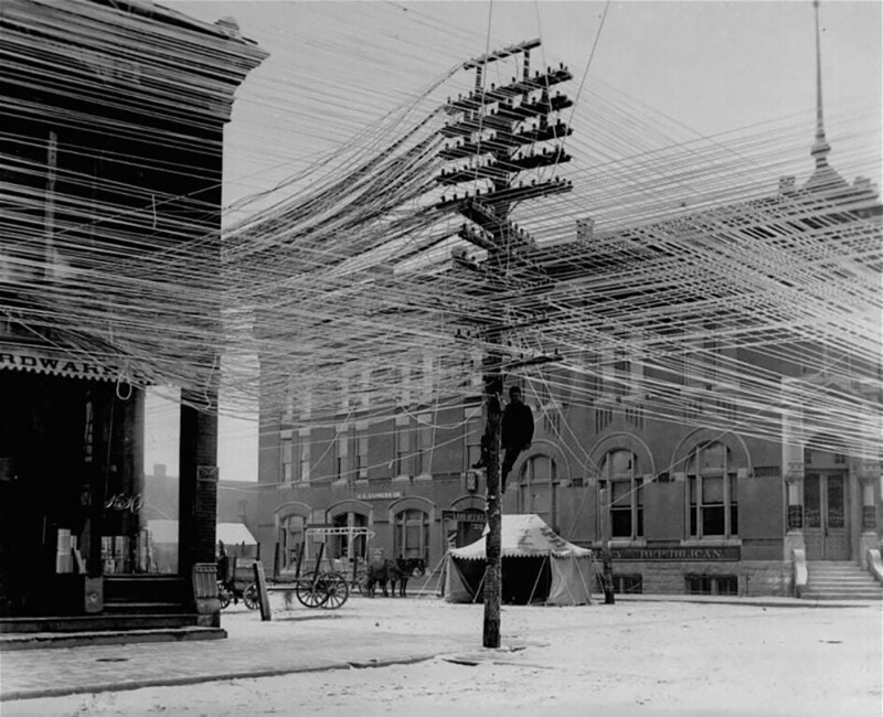 Телефонные линии на перекрестке в Пратте, штат Канзас, США, 1911 год