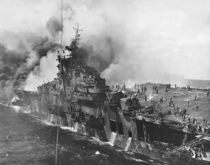 19 марта 1945 года японский пикирующий бомбардировщик поразил авианосец «Франклин», действовавший у берегов Японии. Корабль получил тяжелые повреждения, но остался на плаву