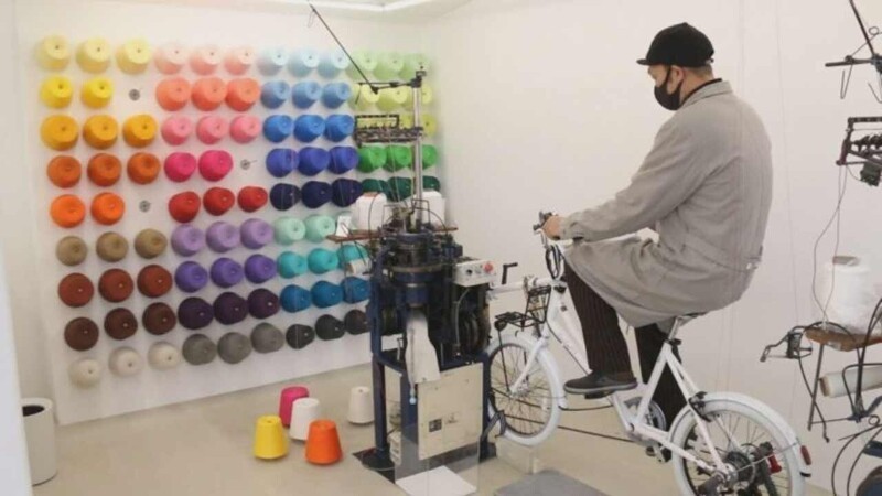 Японцы придумали велотренажёр, на котором можно связать носки