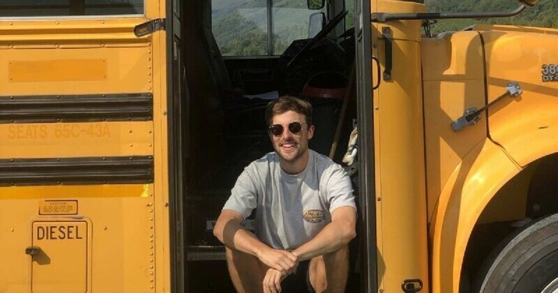 Британец купил американский школьный автобус и начал возить туристов