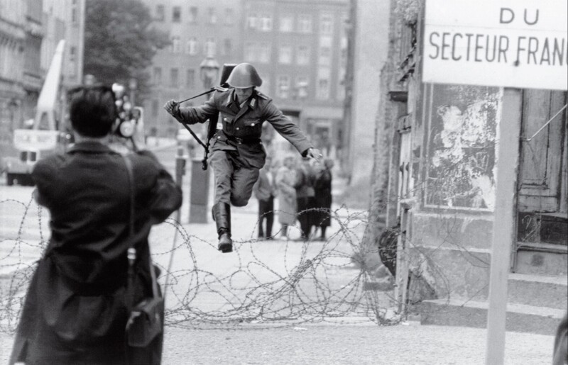 Конрад Шуман, 19-летний охранник из Восточной Германии, бежавший в Западную Германию во время строительства Берлинской стены, 1961 год