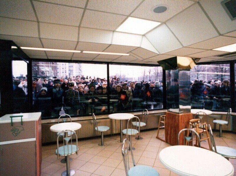 Толпа желающих перед открытием первого ресторана американской компании McDonald’s на Пушкинской площади в Москве, СССР, 31 января 1990 года