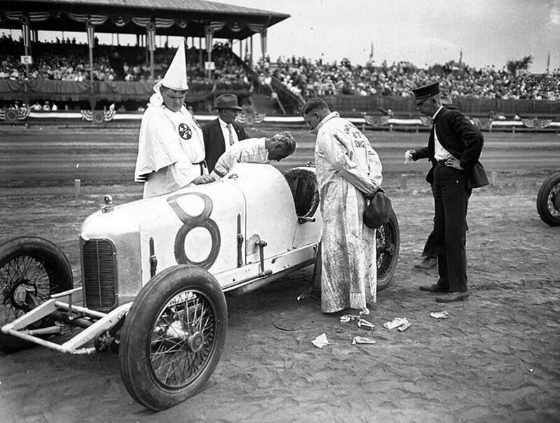 Поломка автомобиля гоночной команды Ку-клукс-клана, Канзас, 1920 год