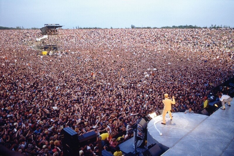 Дэвид Боуи выступает перед огромной толпой в 1983 году