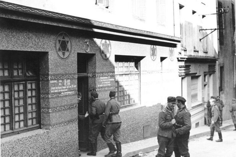 Бордель для немецких солдат, организованный в бывшей синагоге, 1940 год