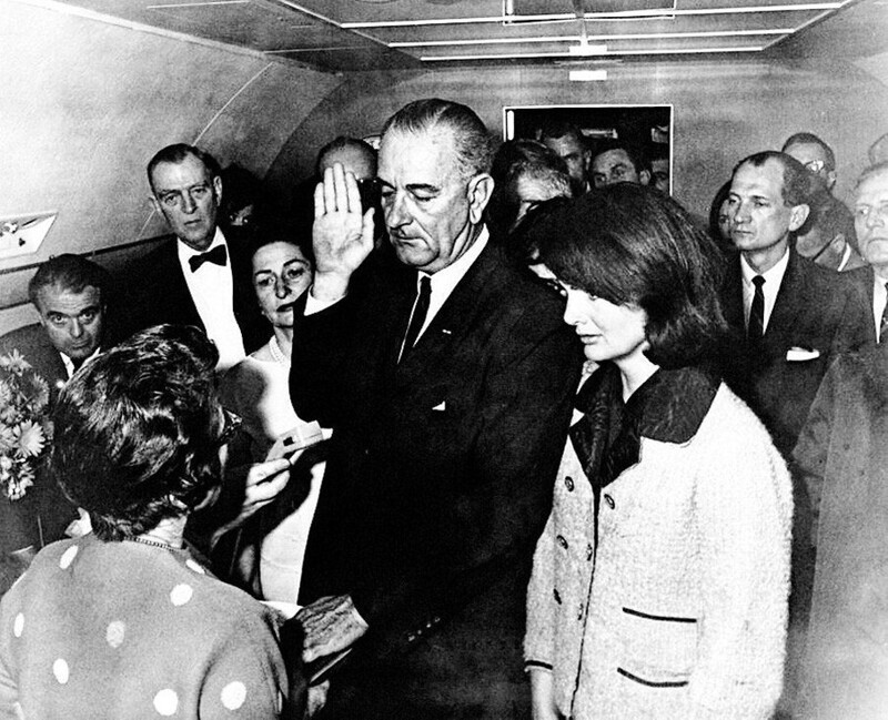 Жаклин Кеннеди наблюдает, как Линдон Джонсон дает присягу при вступлении в должность президента, 1963 год.