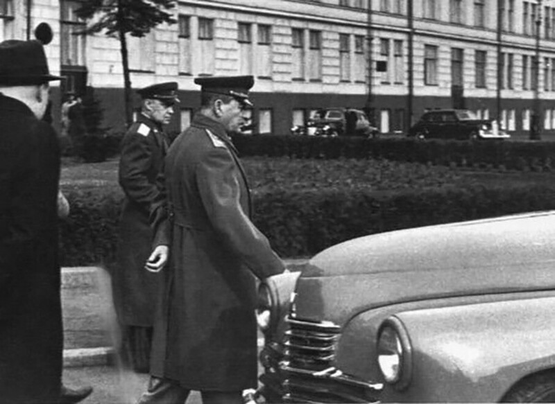 Когда был разработан легендарный советский автомобиль, комиссия единогласно решила назвать его «Родина». Узнав об этом, Сталин спросил: «Ну и почем у нас будет Родина?». Машину тут же переименовали в знаменитую «Победу».