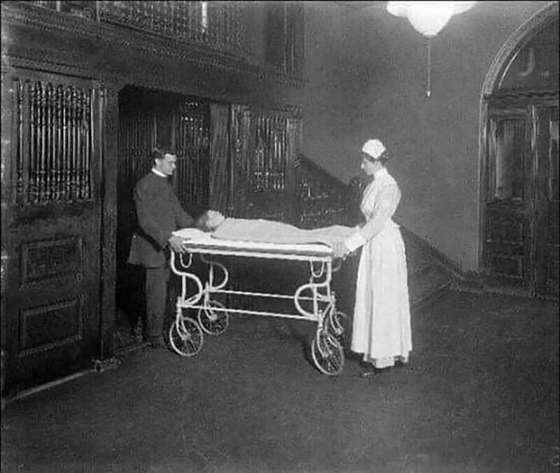 В 1922 году ученые вошли в палату с умирающими детьми в диабетической коме, которых уже начали оплакивать близкие. Но врачи ввели каждому ребенку новое лекарство — инсулин.