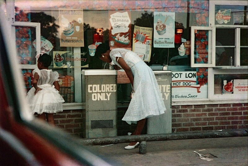 Питьевые фонтанчики для чёрных и белых. Расовая сегрегация в самом "демократичном" государстве мира США, штат Алабама, 1956 год