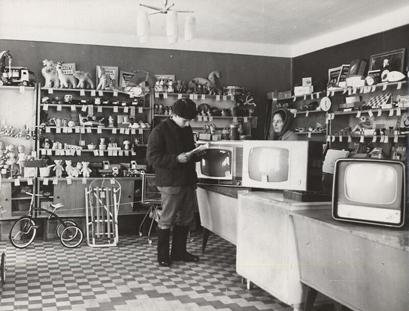 В магазине "Культтовары" в с. Августовка (колхоз им. Ленина) Куйбышевская (Самарская) область, 1970 год