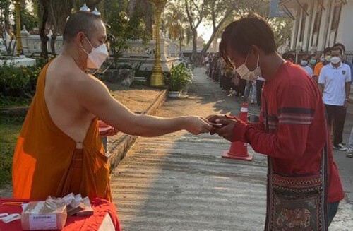 Монах выиграл 730 тысяч долларов и раздал их нуждающимся
