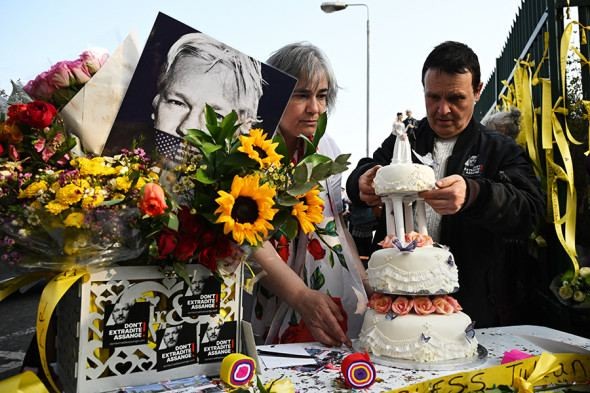 Свадьба строгого режима: в британской тюрьме состоялось бракосочетание основателя WikiLeaks Джулиана Ассанжа и Стеллы Морис