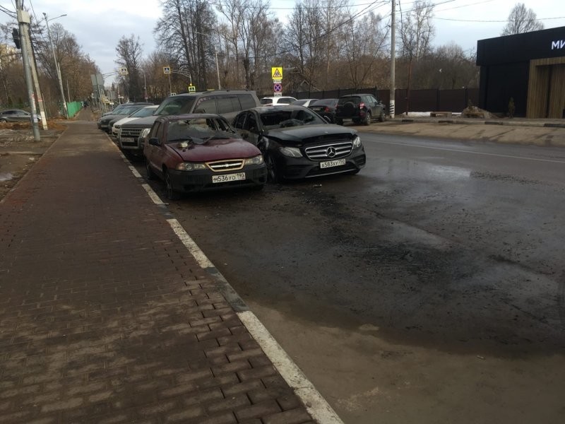 Мститель с горящими пятками: в Подмосковье неизвестный поджёг «Мерседес»