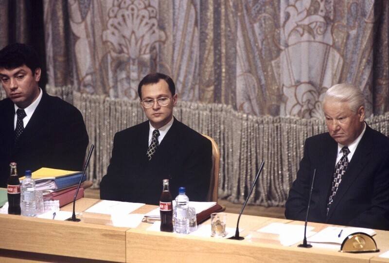 8. Борис Немцов (тогда - зампред правительства), Сергей Кириенко и Борис Ельцин. 1998 год