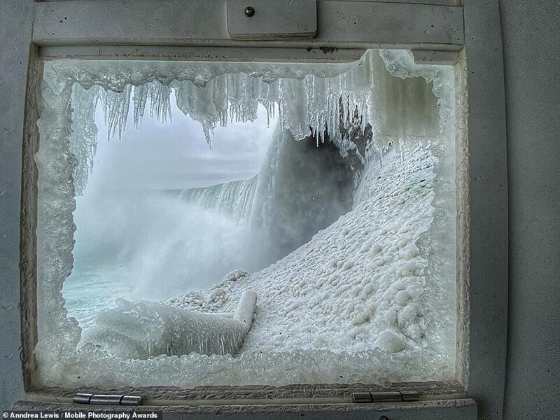 Зимний Ниагарский водопад. Фотограф Anndrea Lewis