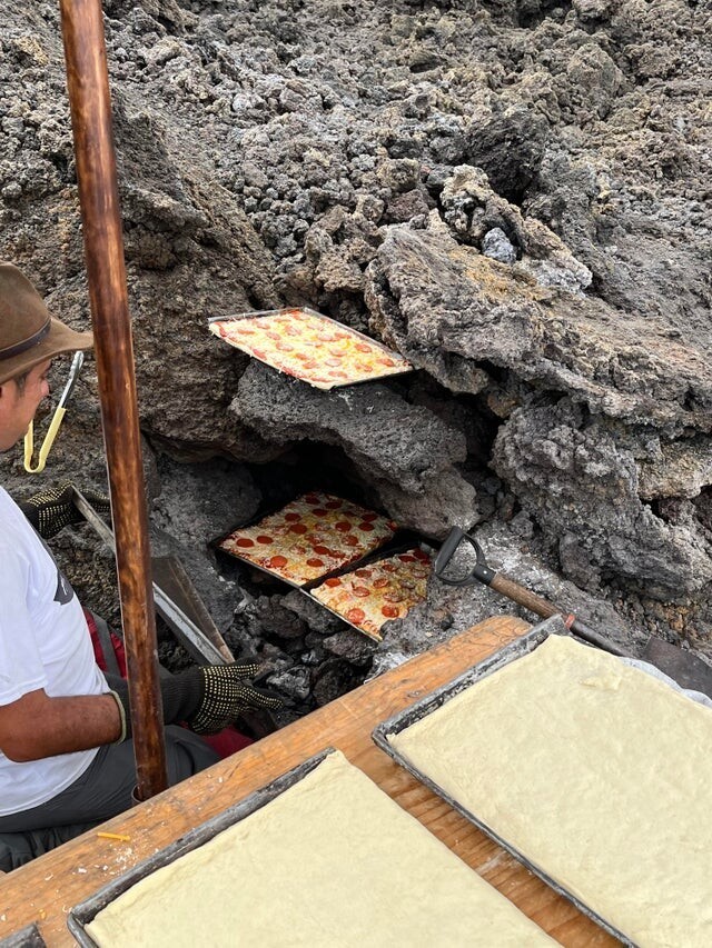 Парень делает пиццу, используя жерло вулкана де Пакайя, Гватемала