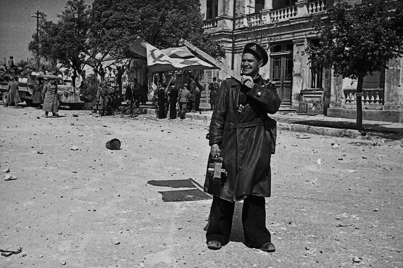 Евгений Халдей в Севастополе, май 1944 г.