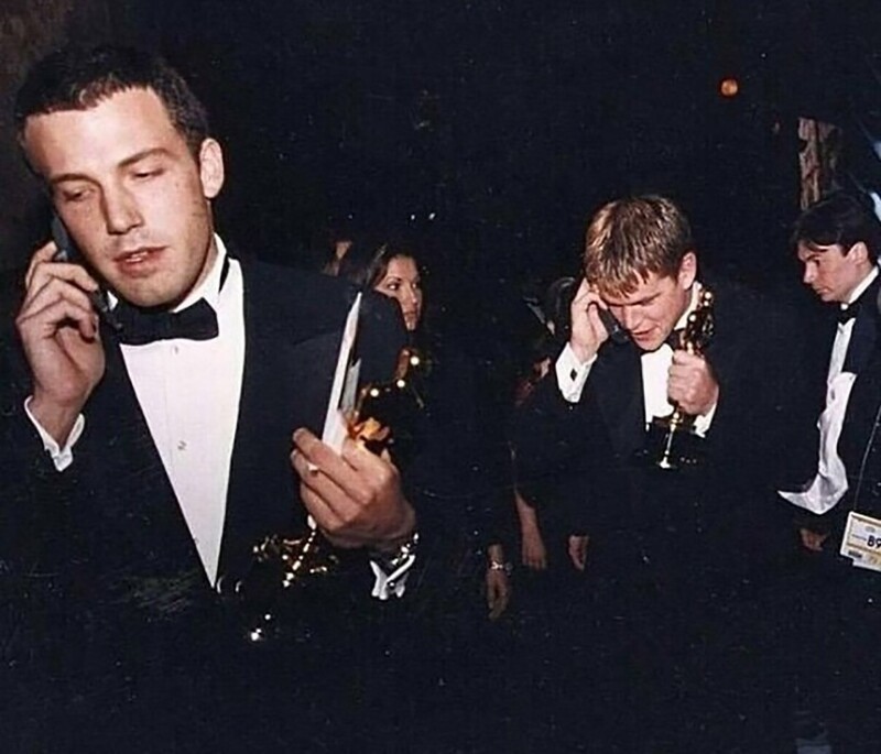 Бен Аффлек и Мэтт Деймон звонят мамам после того, как выиграли «Оскар» за фильм «Умница Уилл Хантинг», 1997 год