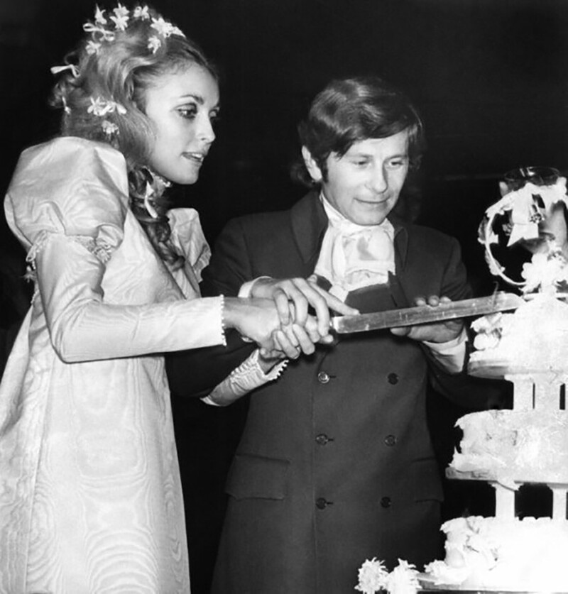 Роман Полански и его новоиспеченная жена Шэрон Тейт разрезают свадебный торт, 1968 год