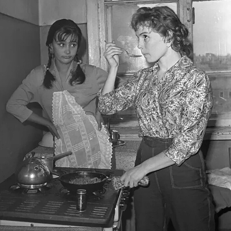 Не веришь себе - дай попробовать подруге... Людмила Марченко и Людмила Крылова на кухне, 1961 год